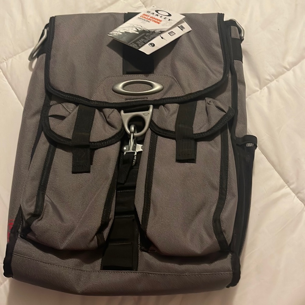 oakley dry goods collection vertical bag